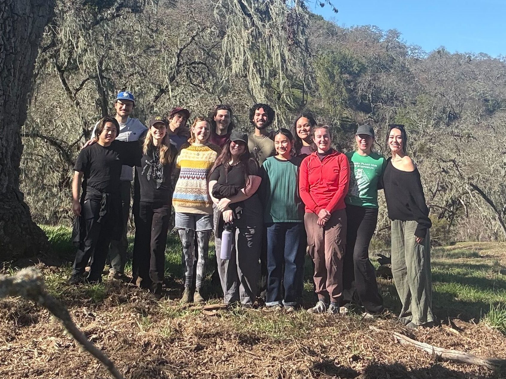 Picture of lab group in front of an oak tree.